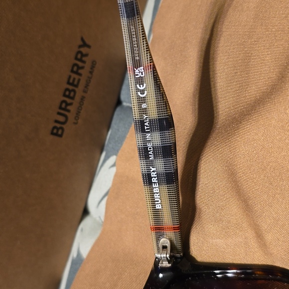 🆕Burberry Sunglasses - Picture 4 of 6